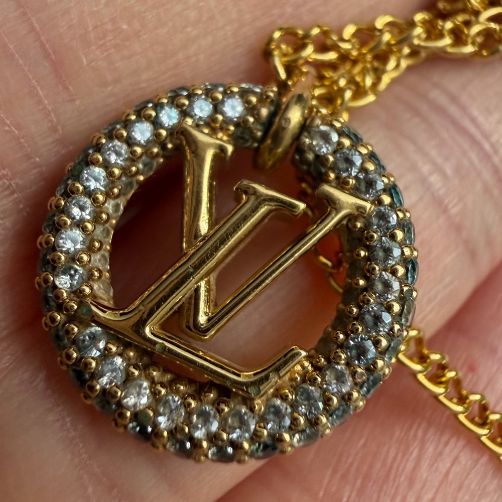 Louis Vuitton Collier Louise By Night pendant Necklace w pouch